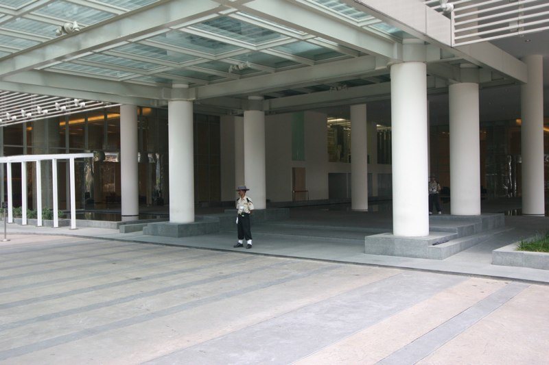 Covered entrance driveway